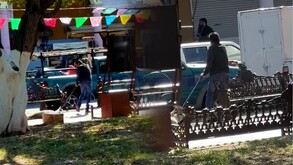 El hecho ocurrió en pleno jardín principal del municipio y fue grabado por vecinos que presenciaron la agresión en contra del perro.