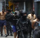 Hombres detenidos por policías de Río de Janeiro tras enfrentamiento en Brasil