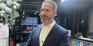 Adrián de la Garza hablando de autos con placas foráneas en Monterrey Adrián de la Garza hablando de autos con placas foráneas en Monterrey