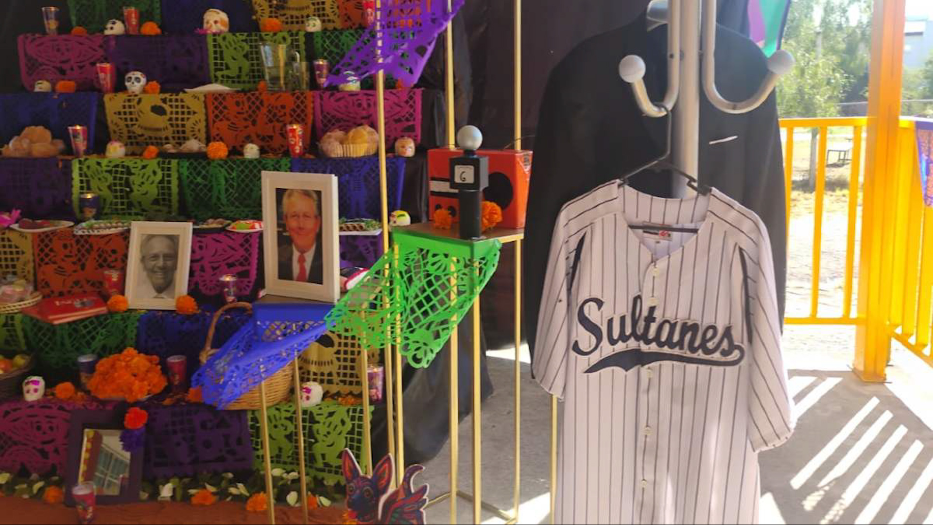 Para este día de los fieles difuntos, los alumnos, maestros y madres de familia pusieron manos a la obra para realizar el altar.