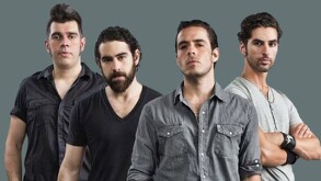 Miembros de la banda PXNDX vestidos con playeras en color negro.