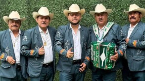 Los Incomparables de Tijuana aparecen son sombrero norteño, saco azul cielo y algunos intrumentos.