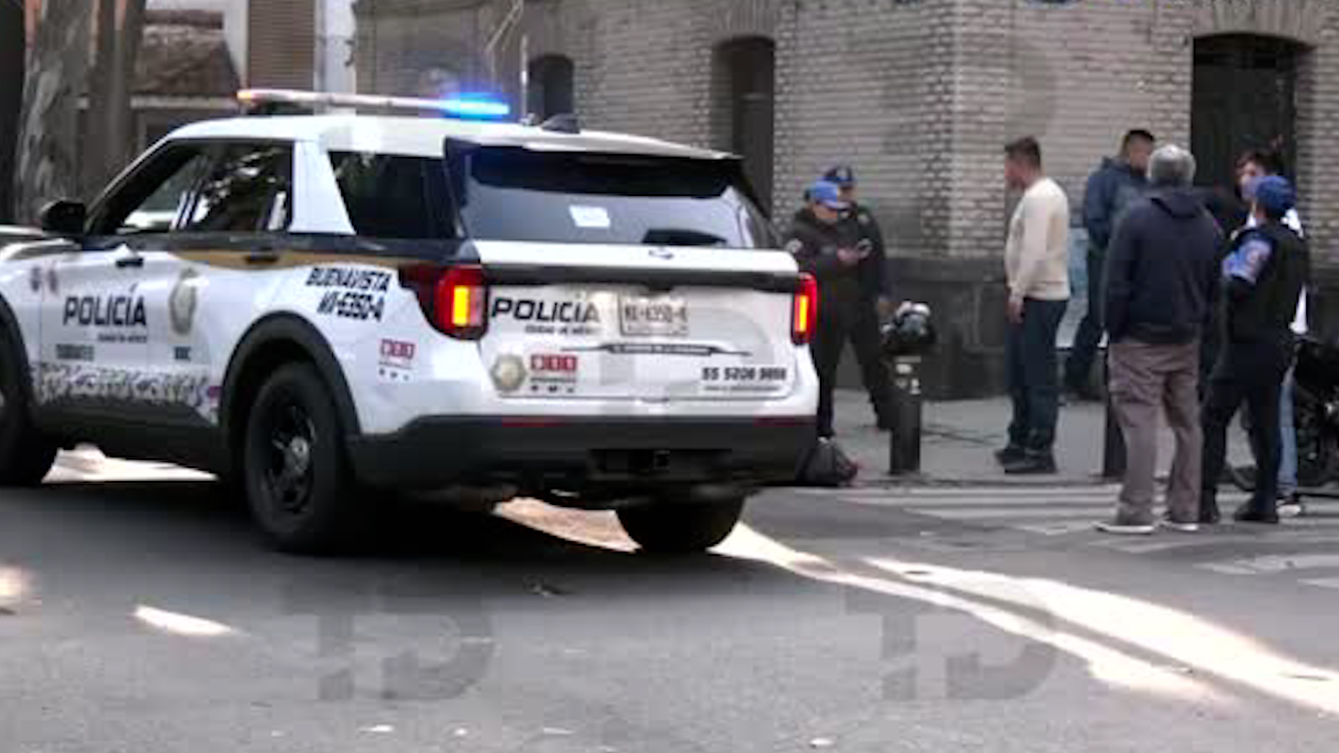 Una mujer resultó lesionada luego de este choque en el que el conductor de un vehículo con placas del estado de México arrolló a motociclistas.