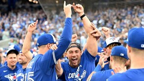 Los Blue Jays están a solo un paso de conseguir su tercera Serie Mundial a lol argo de la historia, siendo en 1992 y 1993 las únicas dos series ganadas.