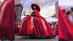 catrina en desfile de Día de Muertos en Guadalajara 2025