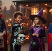 Niños con disfraces pidiendo dulces en Halloween, imagen generada con IA. Niños con disfraces pidiendo dulces en Halloween, imagen generada con IA.