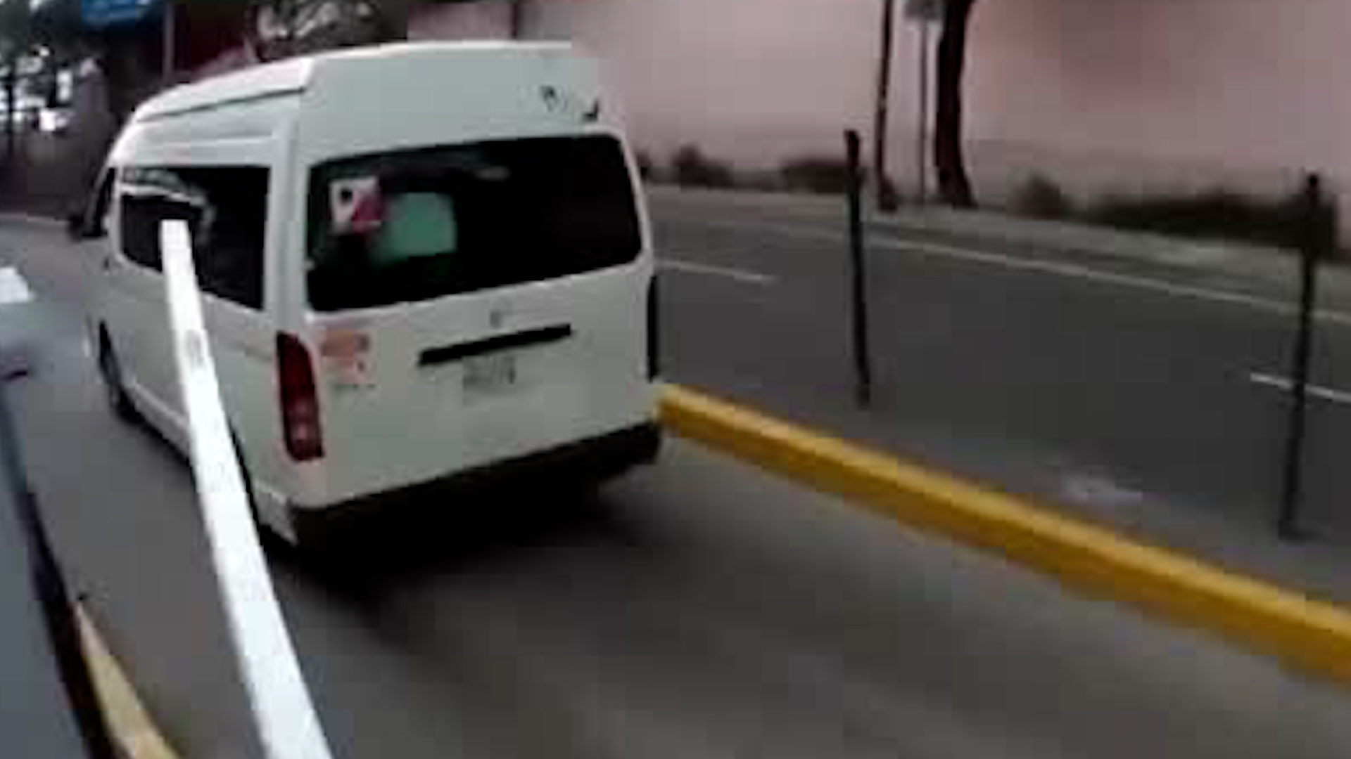 De acuerdo con trabajadores de estos sitios al rededor de 100 personas cometen estos tipos de falta cada turno.