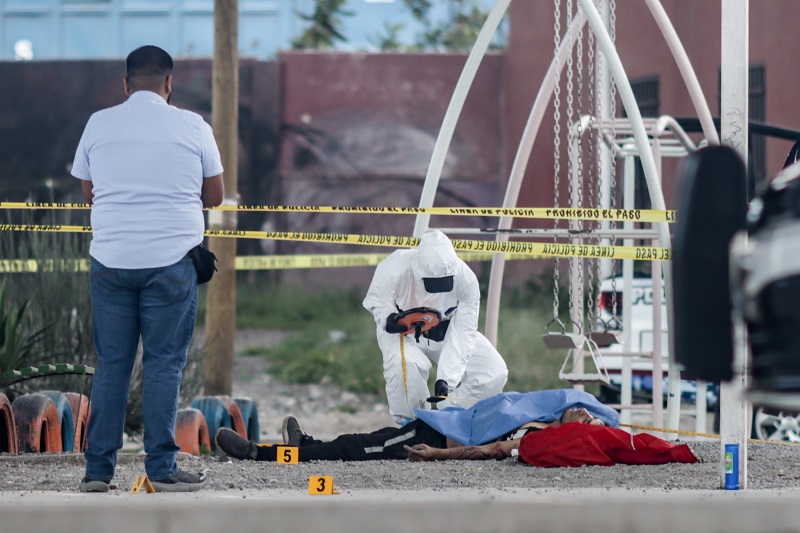 Persona con bata blanca cerca de un cuerpo sin vida en colonia 20 de noviembre de Puebla. Persona con bata blanca cerca de un cuerpo sin vida en colonia 20 de noviembre de Puebla.
