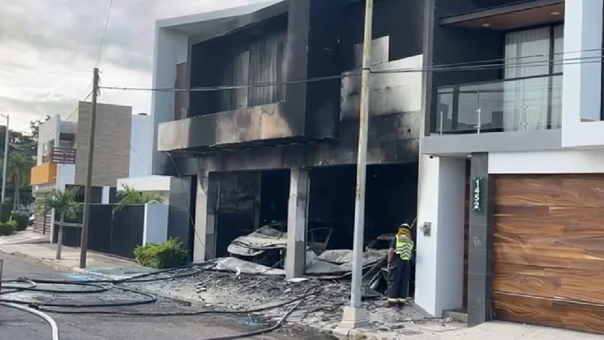 Casa y dos autos incendiados en la ciudad de Culiacán, Sinaloa Casa y dos autos incendiados en la ciudad de Culiacán, Sinaloa