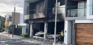 Casa y dos autos incendiados en la ciudad de Culiacán, Sinaloa Casa y dos autos incendiados en la ciudad de Culiacán, Sinaloa