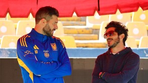 Damián Álvarez hizo una visita al entrenamiento de Tigres previo al Clásico Regio.