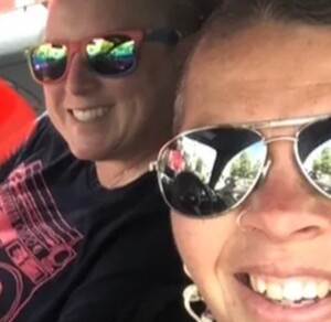 Brandy Cooney y Becky Hamber posando juntas el selfies, mujeres en Canadá asesinaron a niño de 12 años indígena.