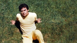 Netflix lanzó una docuserie de Juan Gabriel, misma que es narrada por el propio cantante.