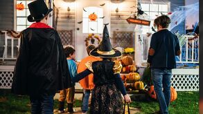 Los niños salen a pedir dulces la noche del 31 de octubre