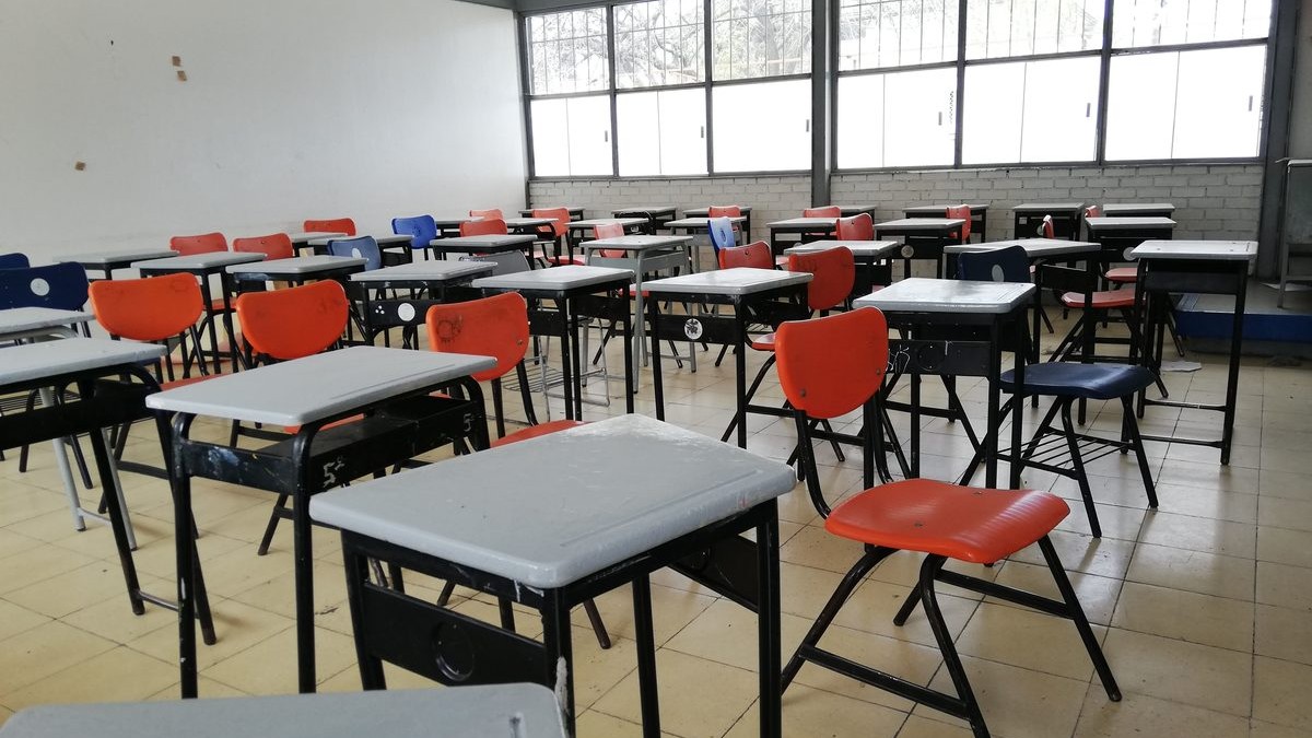Salón de clases vacío por megapuente. Salón de clases vacío por megapuente.