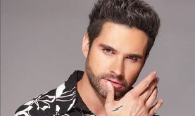 La foto muestra al famoso cantante y actor mexicano Eleazar Gómez Sánchez, durante una sesión fotográfica, llevada a cabo en 2022.