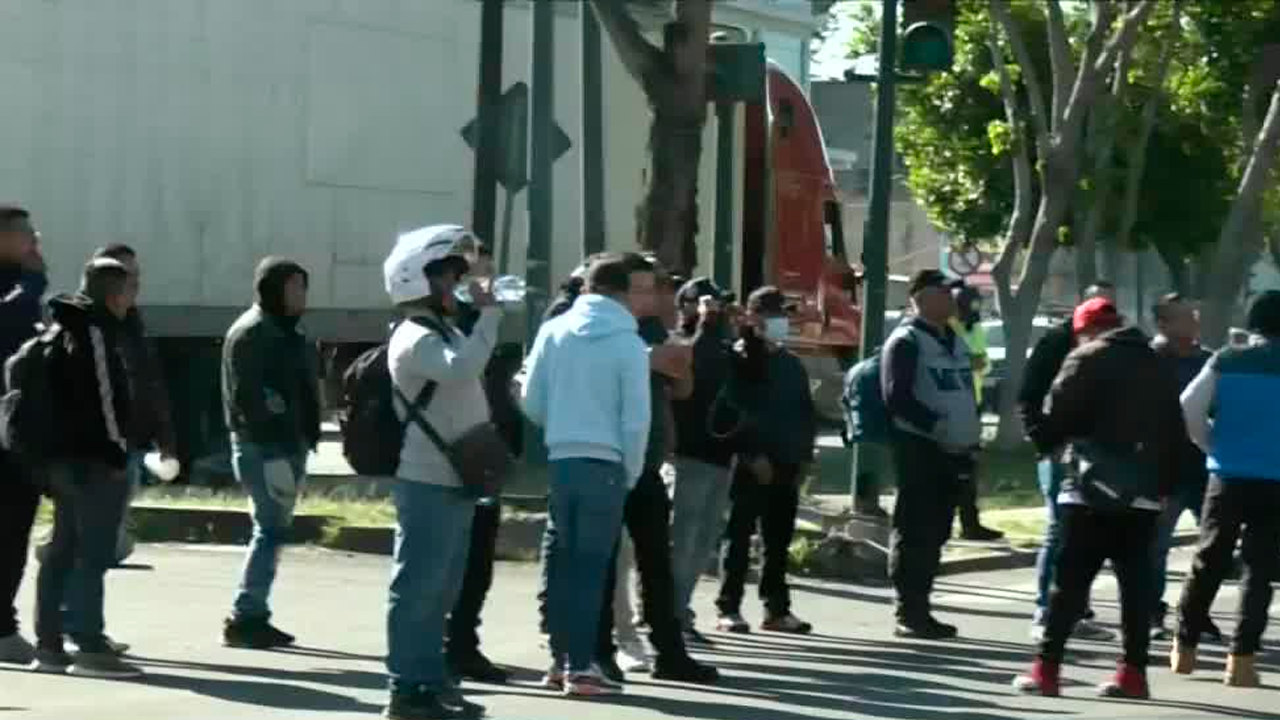 Policías montados bloquearon avenida Guelatao en Iztapalapa para denunciar abusos, acoso y comportamientos autoritarios de sus mandos.