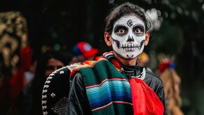 Niño disfrazado de catrin por Día de Muertos en Puebla.