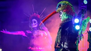 Una mujer y un hombre caracterizados de catrinas celebran el Día de Muertos en el Festival de León 2025.