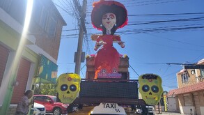 El taxi está decorado con una gran catrina en la parte superior de la unidad y recorre las calles de Saltillo.