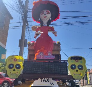 El taxi está decorado con una gran catrina en la parte superior de la unidad y recorre las calles de Saltillo.