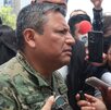Hombre con uniforme militar siendo entrevistado por medios de comunicación en Puebla. Hombre con uniforme militar siendo entrevistado por medios de comunicación en Puebla.
