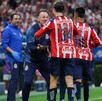 Gabriel Milito festejando con Armando 'Hormiga' González, el máximo anotador de las Chivas en el Apertura 2025. Gabriel Milito festejando con Armando 'Hormiga' González, el máximo anotador de las Chivas en el Apertura 2025.