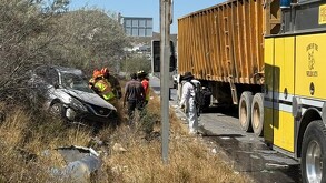 La conductora del carro quedó prensada y murió al instante, mientras peritos realizaban labores de investigación.
