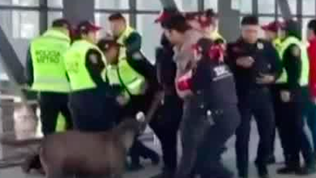 Un hombre agredió a policías de la PBI en la estación Indios Verdes del Metro CDMX luego de que le negaran el acceso gratuito.