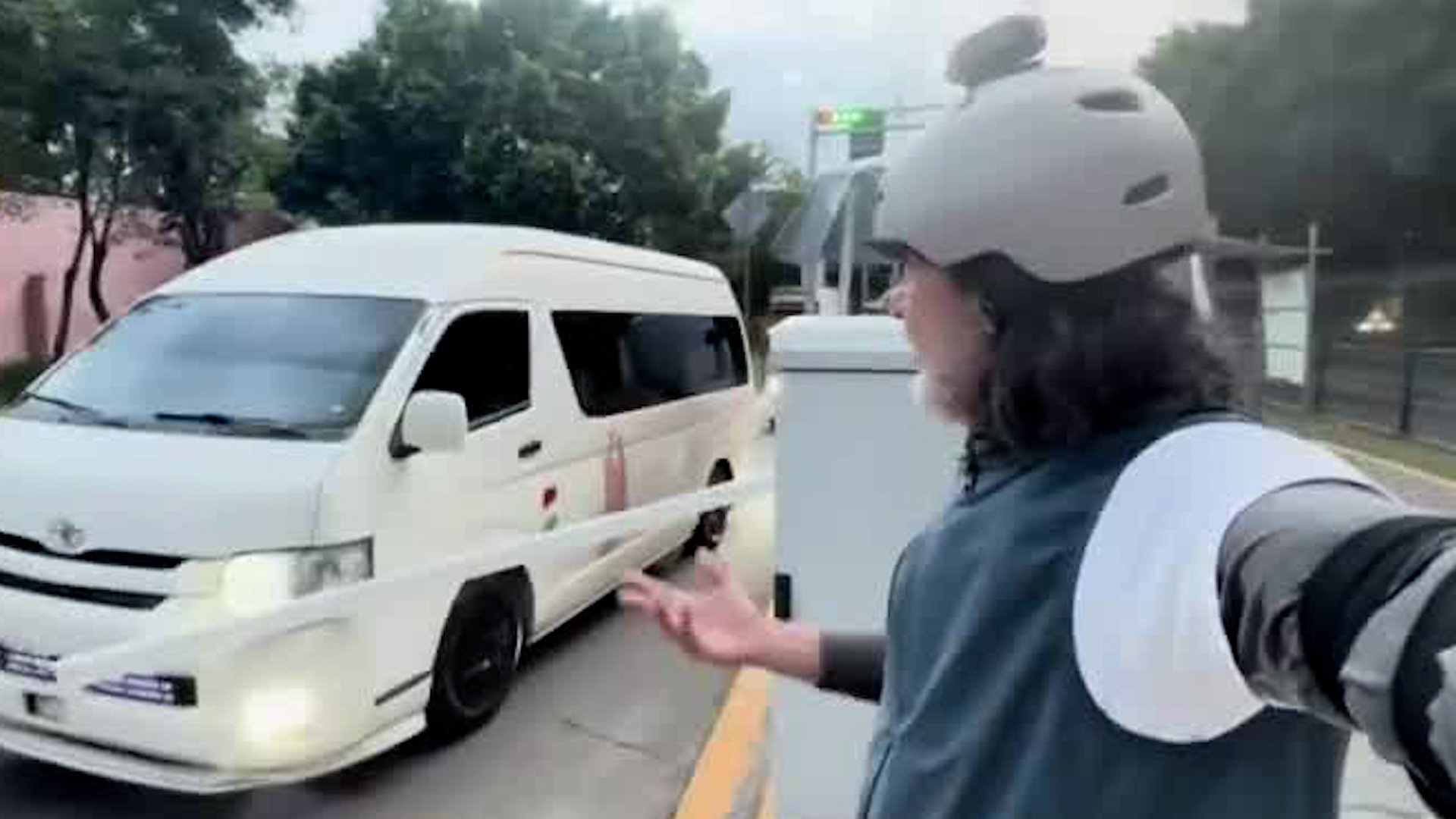 De acuerdo con los trabajadores de la zona, al rededor de 100 personas al día acceden al periférico evadiendo la pluma sin pagar.