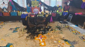 Altar de muertos consumido por las llamas de un incendio en una escuela de Torreón