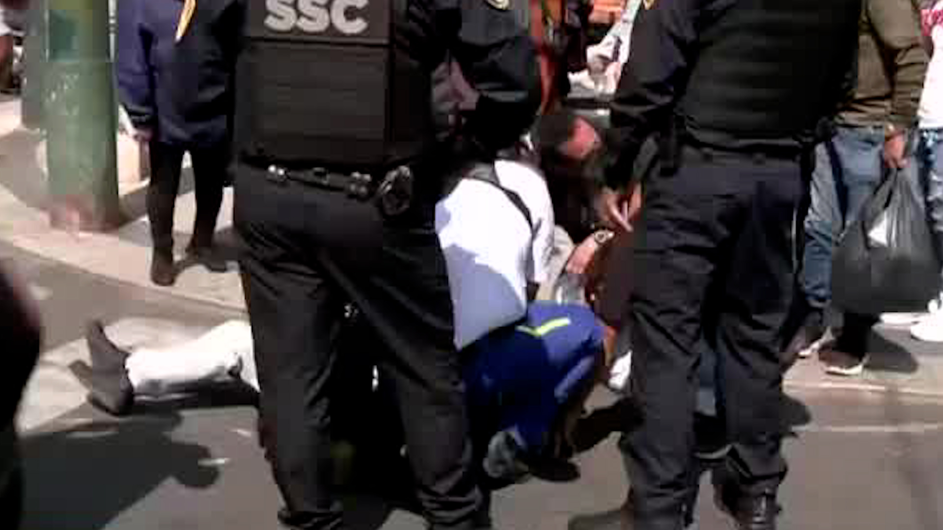 En la colonia Guerrero, los jóvenes estarían a bordo de un único scooter sin el uso de equipo de seguridad cuando fueron embestidos por un vehículo particular.