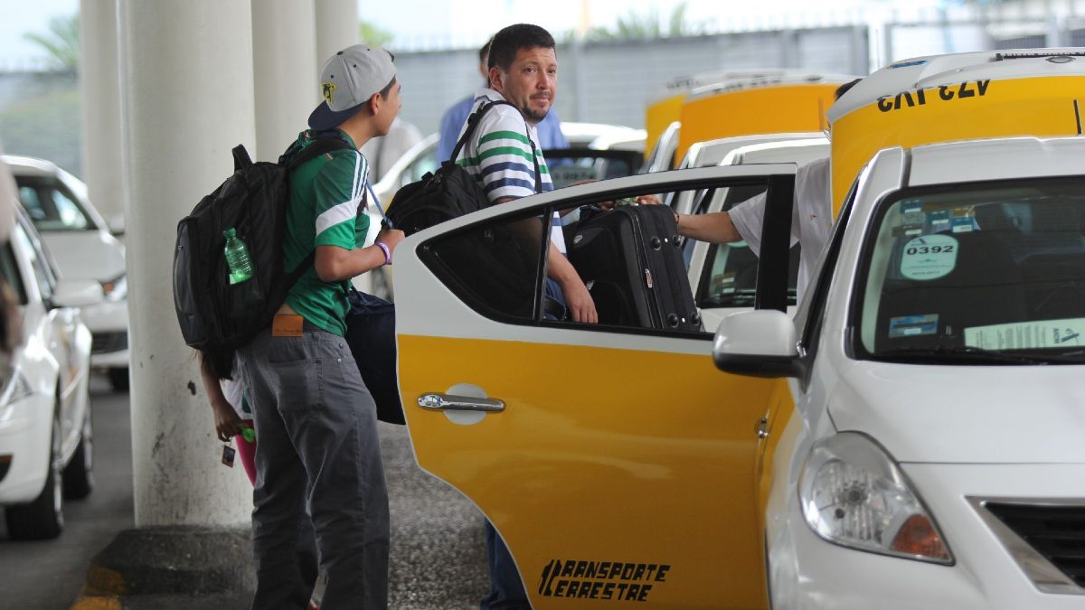Pasajeros del aeropuerto abordando un taxi