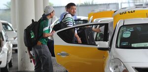 Pasajeros del aeropuerto abordando un taxi Pasajeros del aeropuerto abordando un taxi