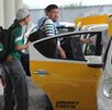 Pasajeros del aeropuerto abordando un taxi Pasajeros del aeropuerto abordando un taxi