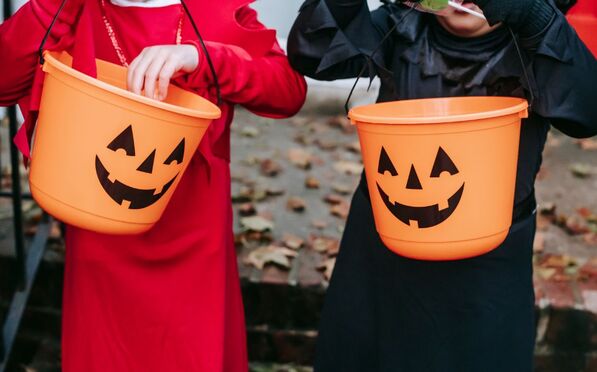 Niños con sus 'calaveritas' para recibir dulces durante el 31 de octubre. Niños con sus 'calaveritas' para recibir dulces durante el 31 de octubre.