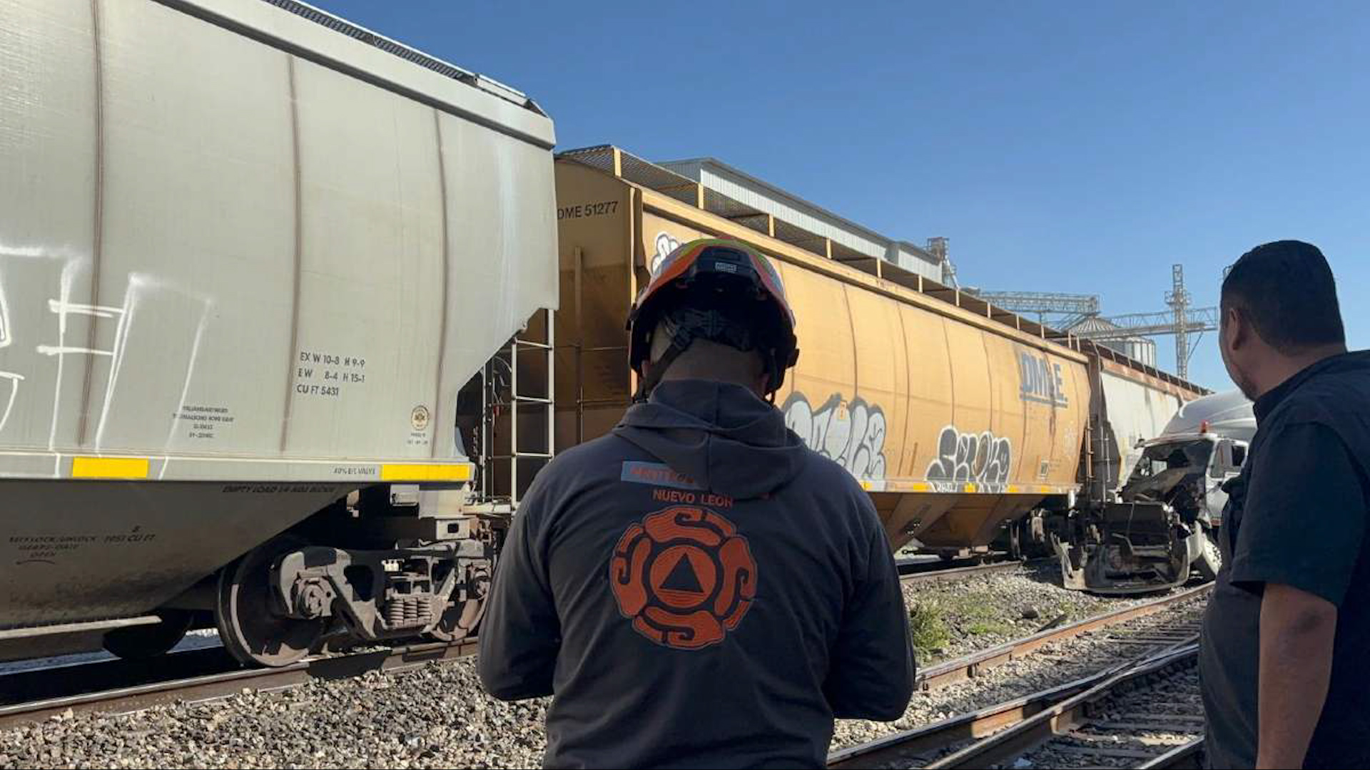 El operador de la pesada unidad habría intentado ganarle el paso a la locomotora, situación que provocó el impacto.