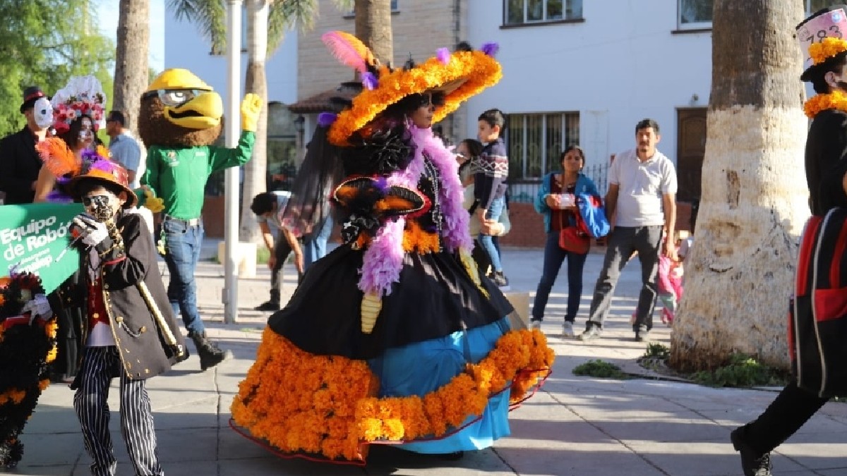 Mujer caracterizada de catrina por las calles de Torreón Mujer caracterizada de catrina por las calles de Torreón