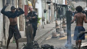 Policía de Brasil siguiendo a dos hombres.