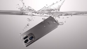 OPPO Find X9 cayendo al agua.