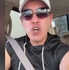 Un collage: Izquierda, un hombre con gorra y lentes oscuros gesticula y habla desde un coche. Derecha, una botella negra de Tequila Tres Mujeres Dark Roar Extra Un collage: Izquierda, un hombre con gorra y lentes oscuros gesticula y habla desde un coche. Derecha, una botella negra de Tequila Tres Mujeres Dark Roar Extra