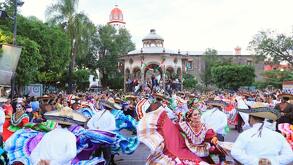Personas bailando folclor en Día de Muertos en Tlaquepaque en la plaza principal durante un día soleado