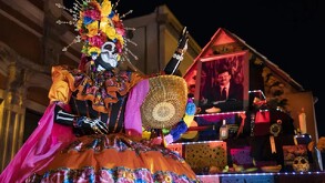 En el desfile del Día de Muertos en Querétaro participan personas disfrazadas de catrinas.
