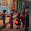 En Halloween los niños piden dulces en casas cercanas a donde viven o en tiendas. En Halloween los niños piden dulces en casas cercanas a donde viven o en tiendas.