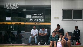 Familiares buscan a sus fallecidos tras redada policial en Brasil