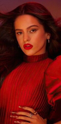 Fotografía en HD de la cantante española Rosalía con un vestido rojo y cabello oscuro suelto. Fotografía en HD de la cantante española Rosalía con un vestido rojo y cabello oscuro suelto.