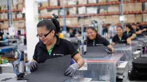 Trabajadores de fábricas en Nuevo León.