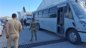 Marinos recibiendo a los menores rescatados en la costa de Sinaloa.