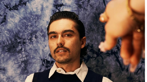 Sergio Mayer posando para la foto con un sueter color café