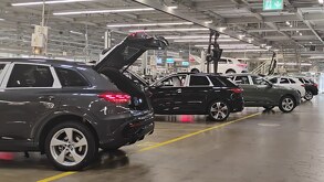 Autos recién fabricados en una nave industrial en Puebla.